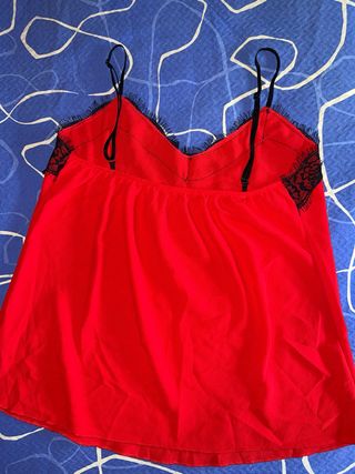 Blusa roja con encaje negro