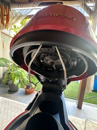 Cafetera NESPRESSO VERTUO por KRUPS Roja.