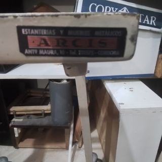 Mesa para máquina de escribir con ruedas