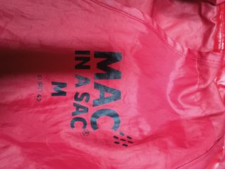 Cortavientos impermeable Mac in a Sac rojo