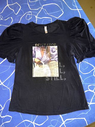 Blusa negra con estampado y mangas abullonadas