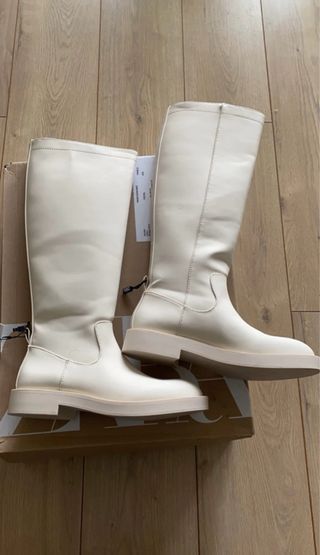 Botas altas beige Zara