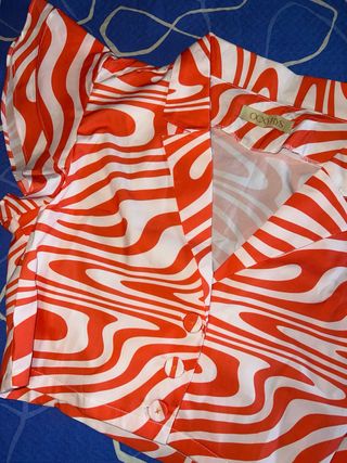 Blusa naranja y blanca