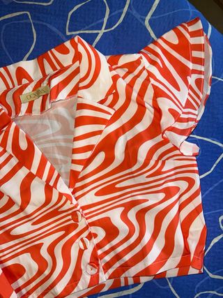 Blusa naranja y blanca