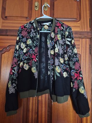 Chaqueta bomber floral negra.
