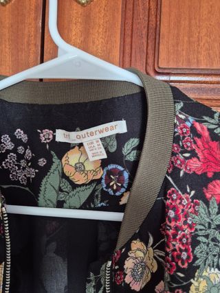 Chaqueta bomber floral negra.