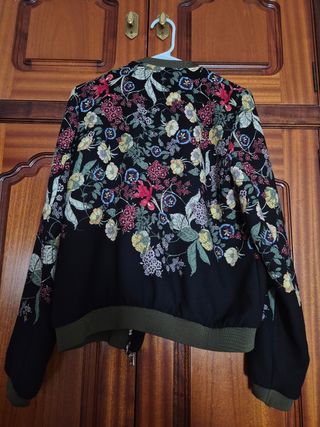 Chaqueta bomber floral negra.