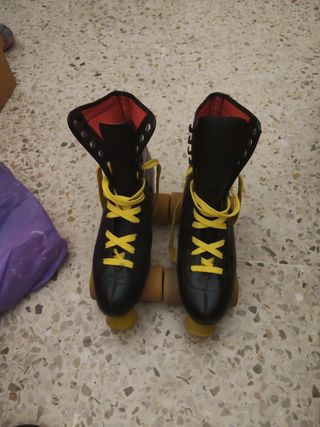 Patines de 4 ruedas negros y amarillos