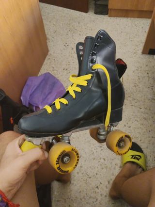 Patines de 4 ruedas negros y amarillos