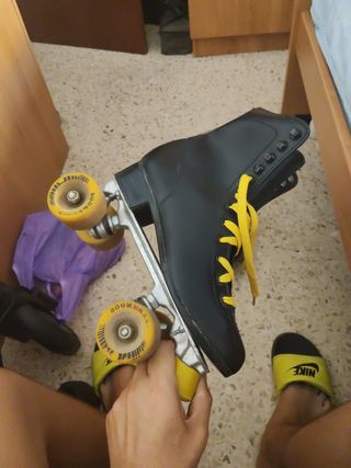 Patines de 4 ruedas negros y amarillos