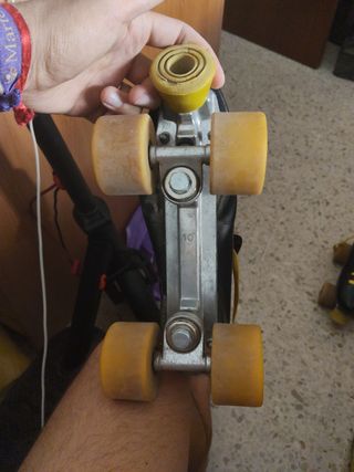 Patines de 4 ruedas negros y amarillos