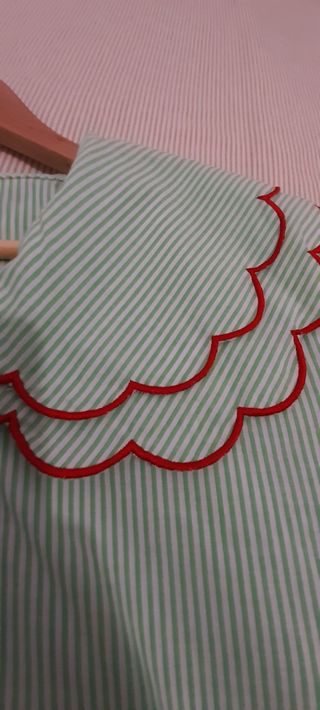 Blusa Socialite Rayas Verdes con Cuello Rojo