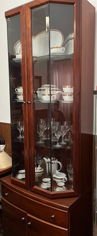 Vitrina de madera y cristal