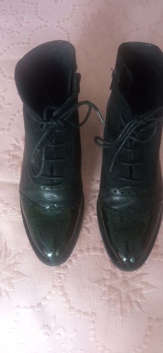 Botines negros con cordones