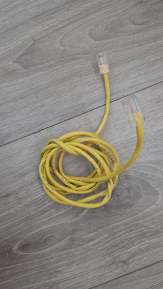 Cable de red Ethernet amarillo CAT 5