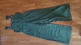 Mono verde con tirantes