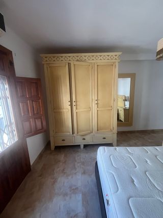 Armario de madera beige