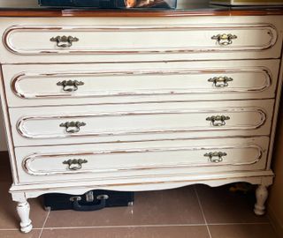 Cómoda de madera con 4 cajones y tapa de cristal