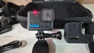 GoPro Hero 2024 4K y accesorios.