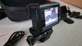 GoPro Hero 2024 4K y accesorios.