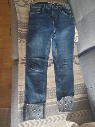 Pantalón vaquero con perlas
