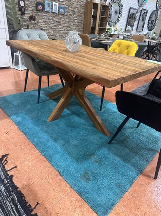 Mesa de comedor de madera rústica