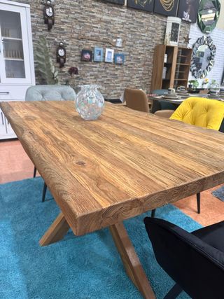 Mesa de comedor de madera rústica