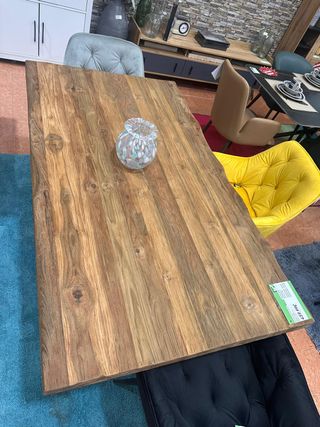 Mesa de comedor de madera rústica