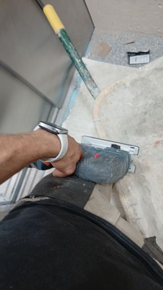 Estantería de madera oscura