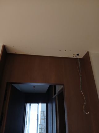 Estantería de madera oscura