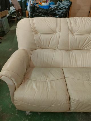 Sofá de piel color crema