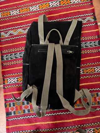 Mochila de cuero negra y beige