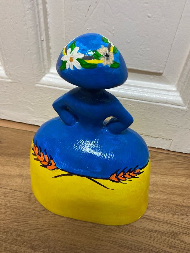 Figura Menina azul y amarillas  25x20cm