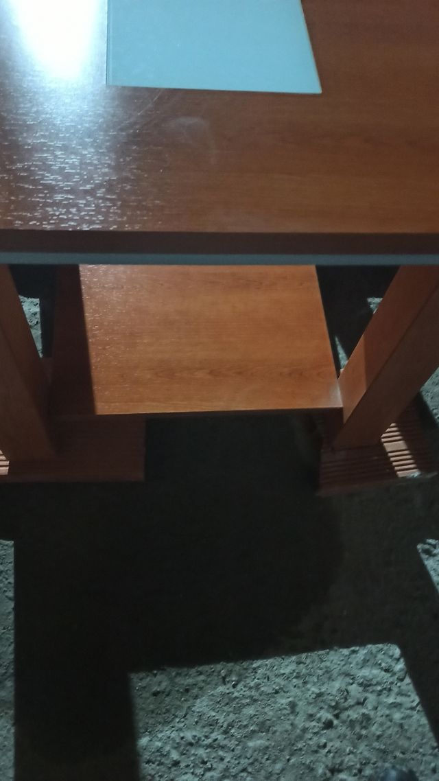 Mesa de madera con centro de cristal