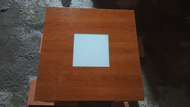 Mesa de madera con centro de cristal