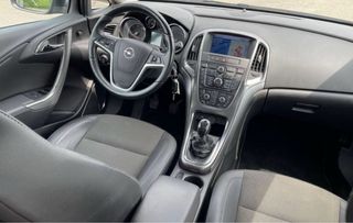 Opel astra sport tourer  2011