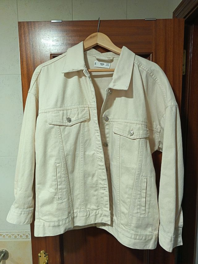 Chaqueta beige Mango