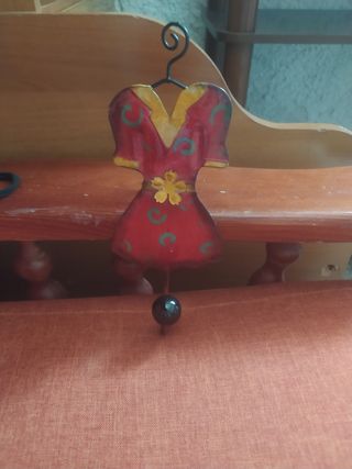Appendino decorativo vestito rosso e giallo