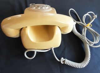 Teléfono antiguo de rueda beige