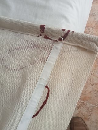 2 Stores beige con estampado floral en burdeos.