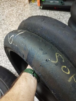 Bridgestone V02 Neumáticos