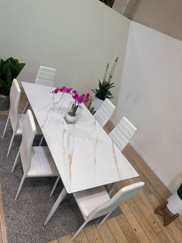 Mesa efecto mármol y 6 sillas