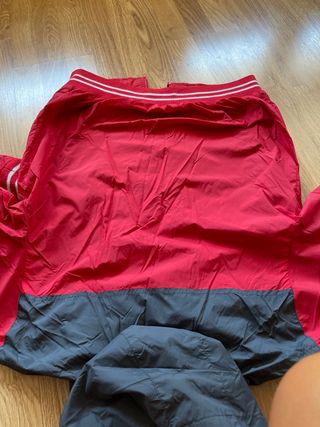 Chaqueta cortavientos roja y negra