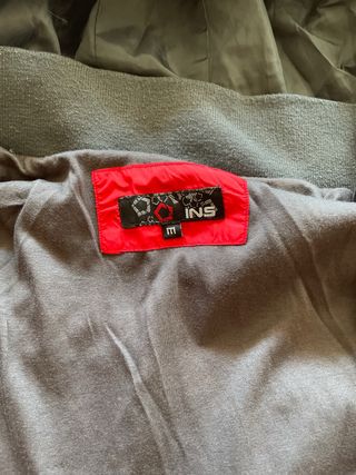 Chaqueta cortavientos roja y negra