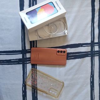 Samsung Galaxy M13 con funda