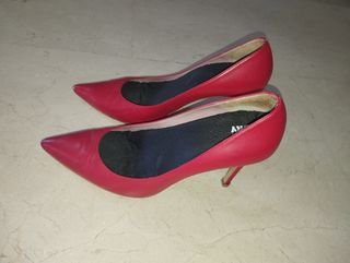 Zapatos de tacón rojos