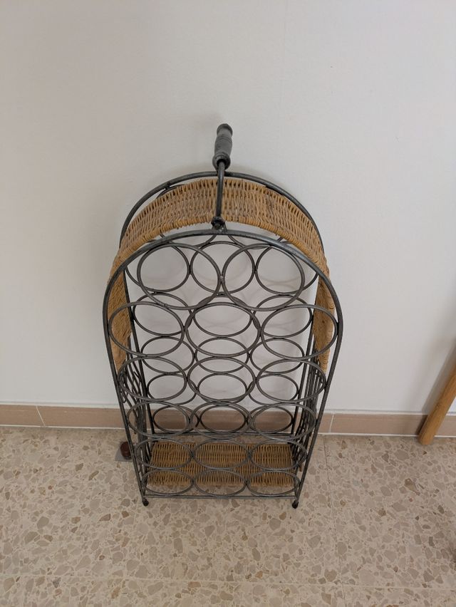 Botellero de mimbre y metal