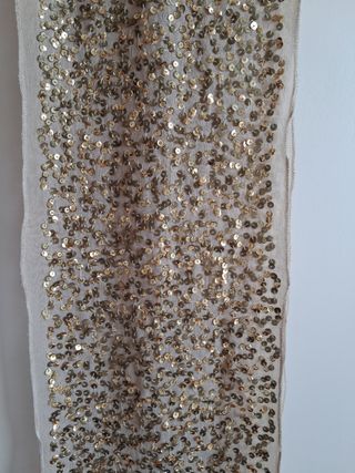 Fular beis con lentejuelas doradas