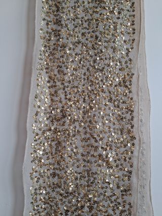 Fular beis con lentejuelas doradas