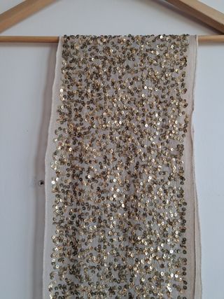 Fular beis con lentejuelas doradas